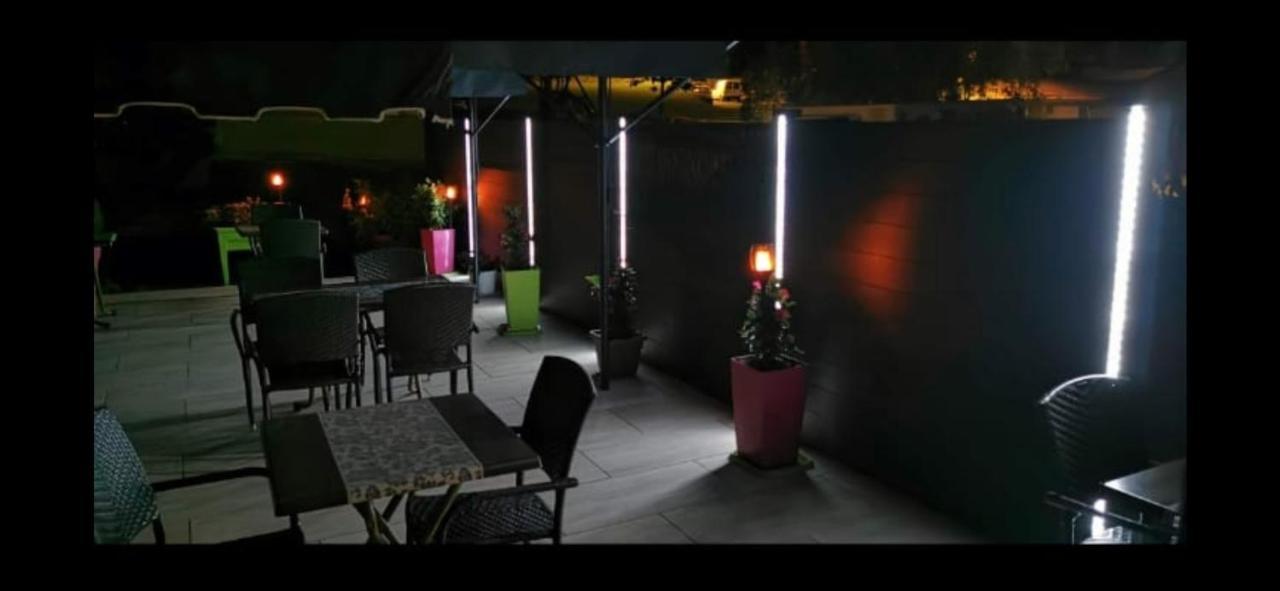 Hotel Le Bambi Baume-les-Dames Kültér fotó